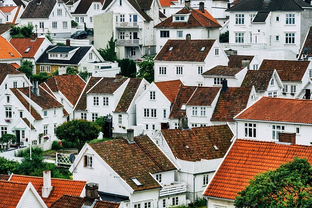 Sådan får du et arkitekttegnet hus på skrånende grund fra idé til færdigt byggeri